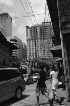 マニラの下町 8　つなぎ合う手