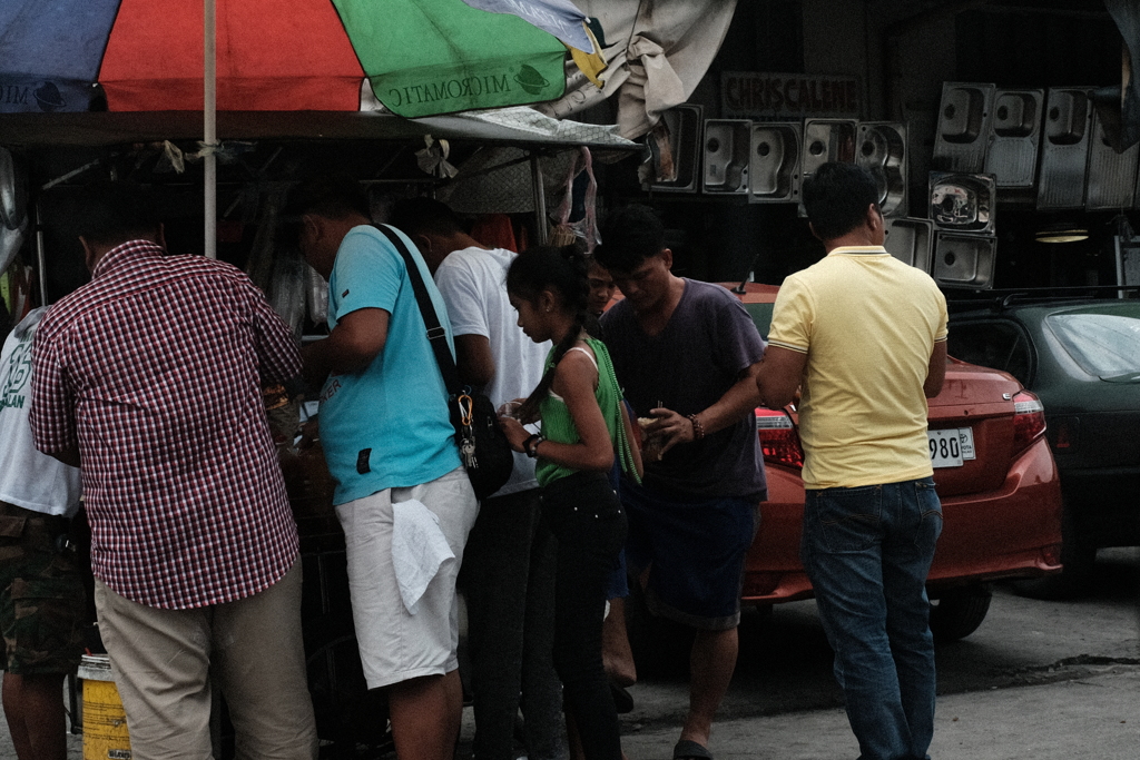 人だかりのできる店