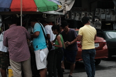 人だかりのできる店