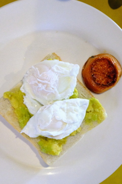 晴れた土曜はおしゃれなレストランで朝食を 2