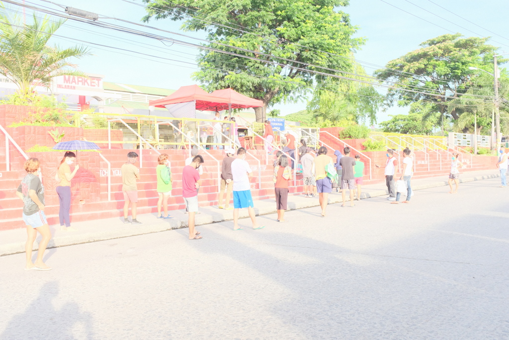 順番待ち　暑くて溶けてしまいそう