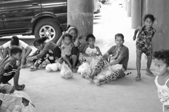 スーパーの外の物売り　フィリピン原住民アエタ