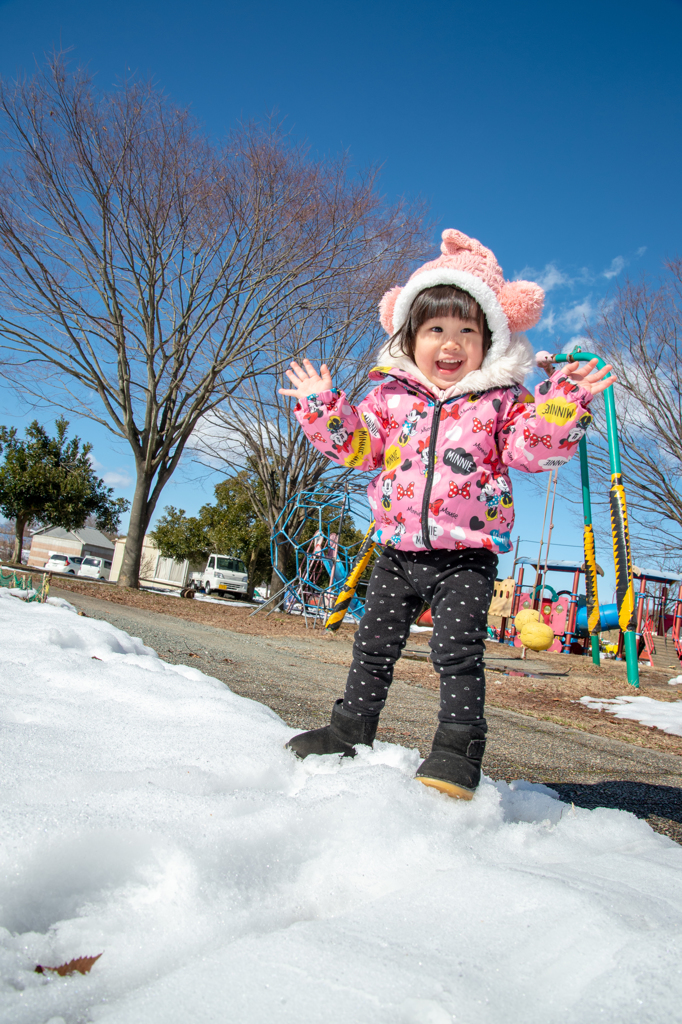 雪遊びでポーズ